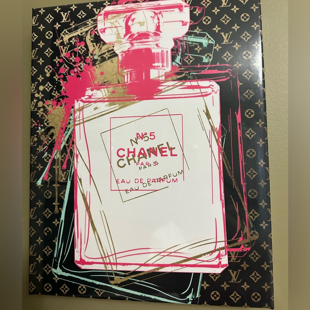 Chanel canva frame , excellent condition.
